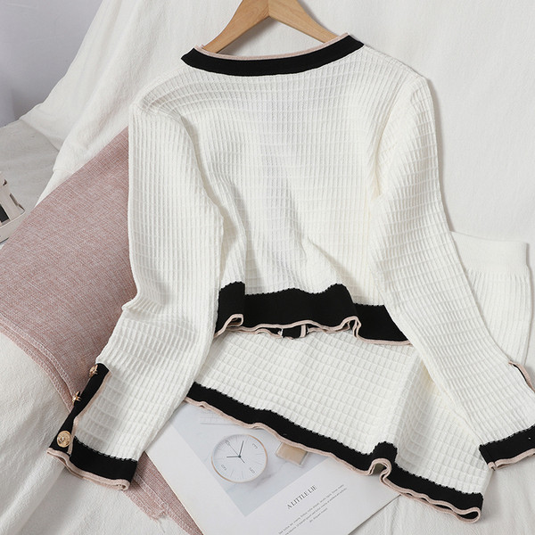 Női szett magas derékú szoknyát és mellényt tartalmaz