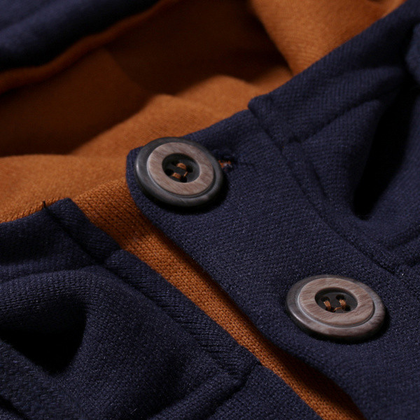 Napi férfi pulóver kapucnival és gombokkal