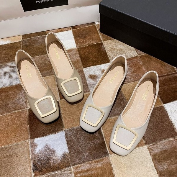 Női bőrcipő csattal