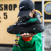 Alkalmi női tornacipő fűzővel és magas talppal, fekete színben