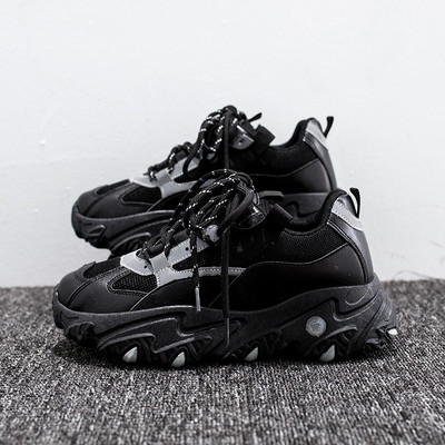 Alkalmi női tornacipő fűzővel és magas talppal, fekete színben