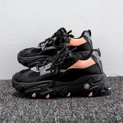 Alkalmi női tornacipő fűzővel és magas talppal, fekete színben