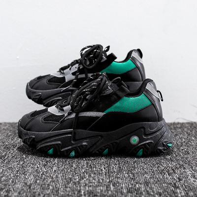 Alkalmi női tornacipő fűzővel és magas talppal, fekete színben