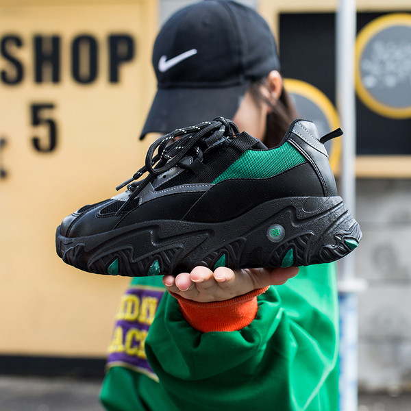 Alkalmi női tornacipő fűzővel és magas talppal, fekete színben