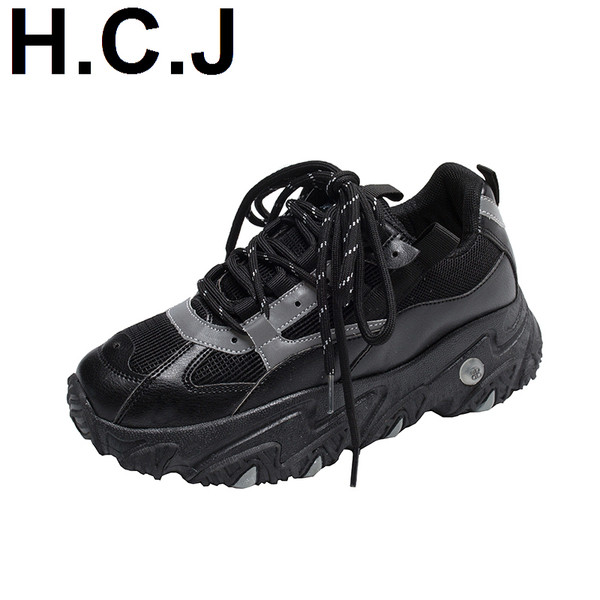 Alkalmi női tornacipő fűzővel és magas talppal, fekete színben