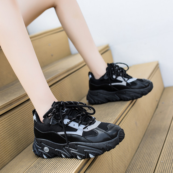 Alkalmi női tornacipő fűzővel és magas talppal, fekete színben