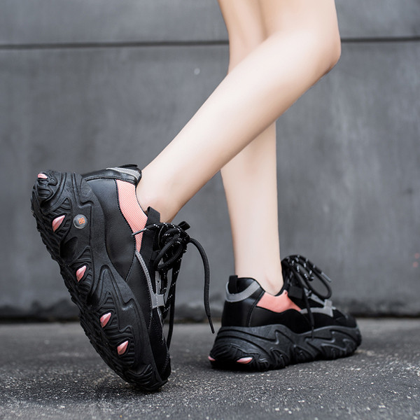 Alkalmi női tornacipő fűzővel és magas talppal, fekete színben