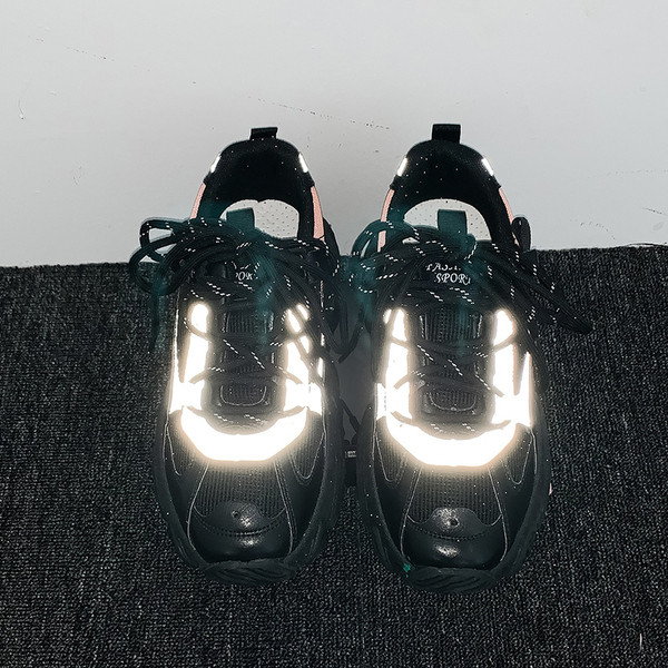 Alkalmi női tornacipő fűzővel és magas talppal, fekete színben