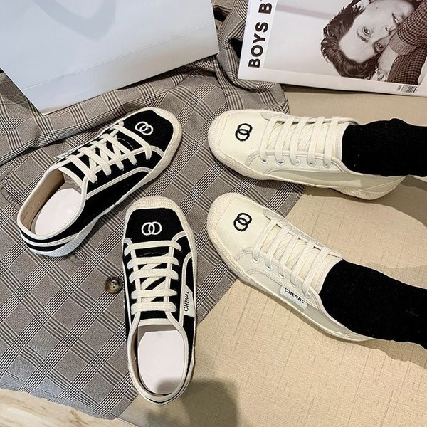 Női alkalmi tornacipő hímzéssel