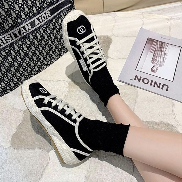 Női alkalmi tornacipő hímzéssel