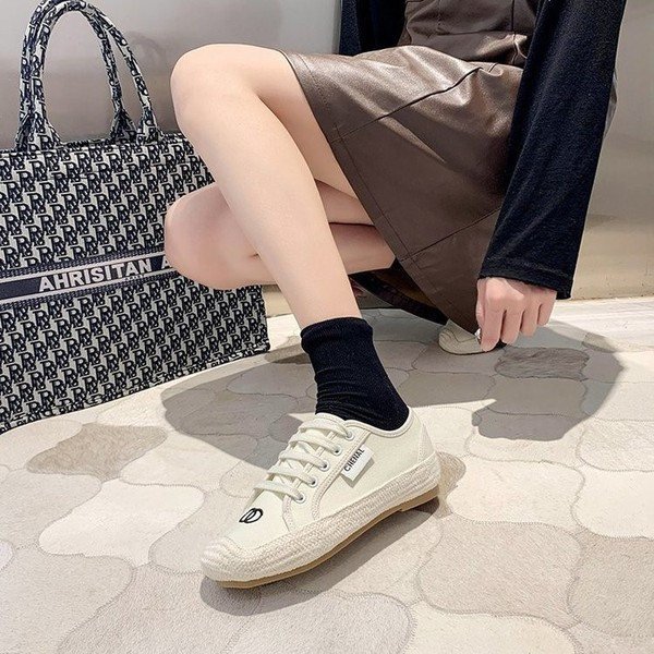 Női alkalmi tornacipő hímzéssel