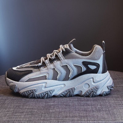 Kolmes värvitoonis krobelise talla ja paeltega naiste tossud