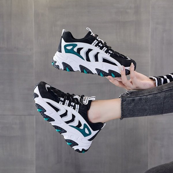 Kolmes värvitoonis krobelise talla ja paeltega naiste tossud