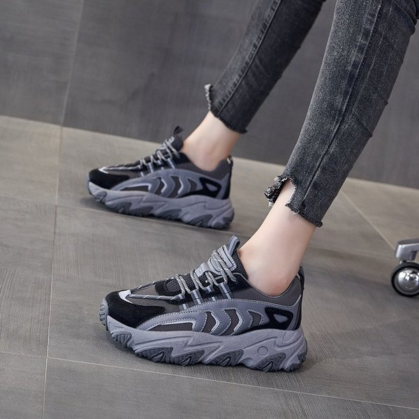 Kolmes värvitoonis krobelise talla ja paeltega naiste tossud