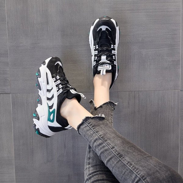 Kolmes värvitoonis krobelise talla ja paeltega naiste tossud