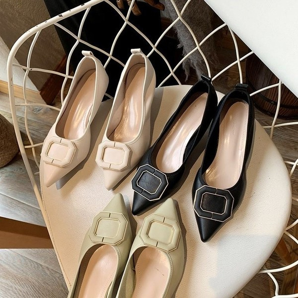 Nahast naiste kingad teravatipuline mudel ja lukk