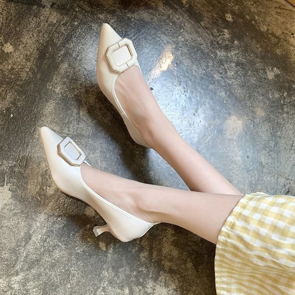 Nahast naiste kingad teravatipuline mudel ja lukk