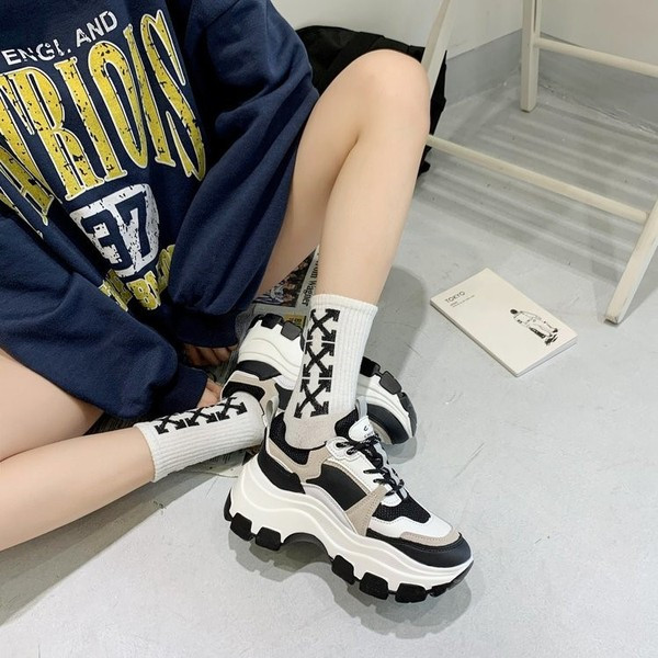 Γυναικεία μοντέρνα αθλητικά παπούτσια με ψηλή σόλα