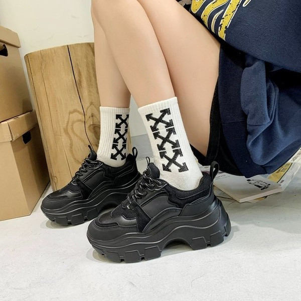 Γυναικεία μοντέρνα αθλητικά παπούτσια με ψηλή σόλα