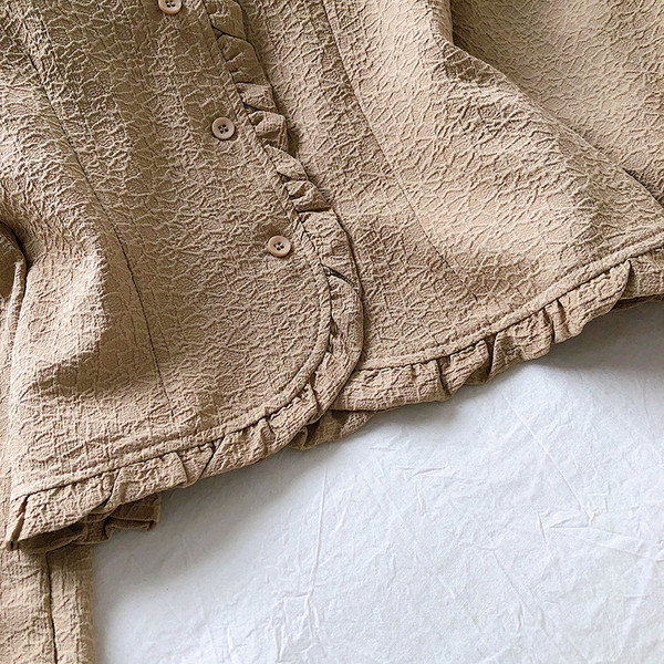 Moodne naiste särk kandilise kaelusega ja pikkade varrukatega