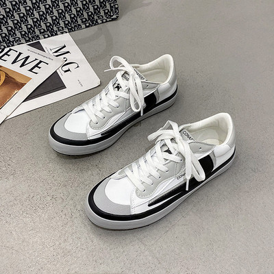 Valget värvi paelte ja lameda tallaga tossud