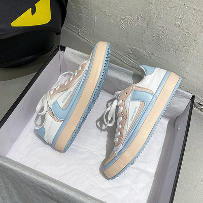 Valget värvi paelte ja lameda tallaga tossud