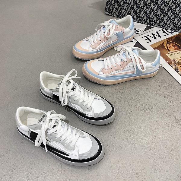 Valget värvi paelte ja lameda tallaga tossud