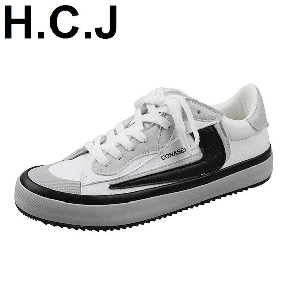 Valget värvi paelte ja lameda tallaga tossud