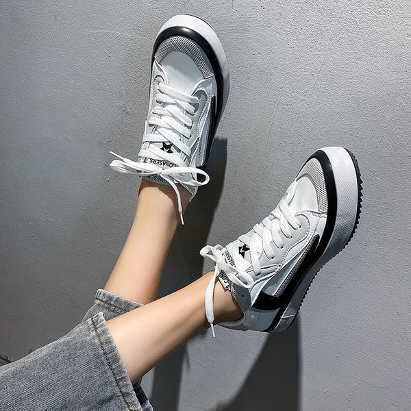 Valget värvi paelte ja lameda tallaga tossud