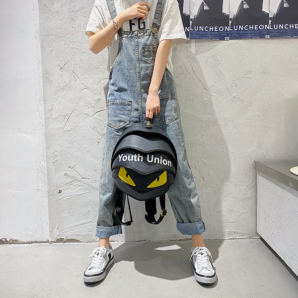 Valget värvi paelte ja lameda tallaga tossud