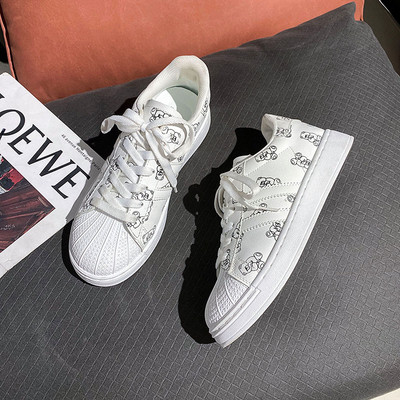 Γυναικεία αθλητικά παπούτσια με κορδόνια και επίπεδη σόλα