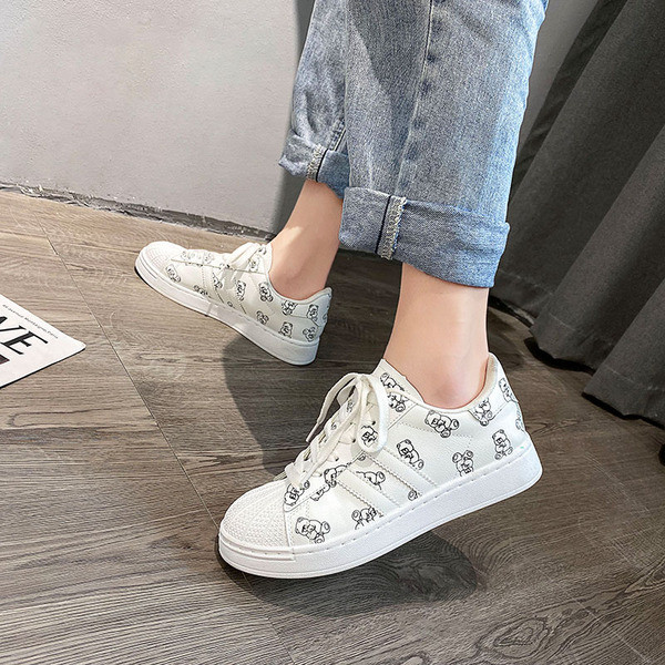 Γυναικεία αθλητικά παπούτσια με κορδόνια και επίπεδη σόλα