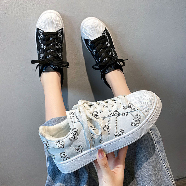 Γυναικεία αθλητικά παπούτσια με κορδόνια και επίπεδη σόλα