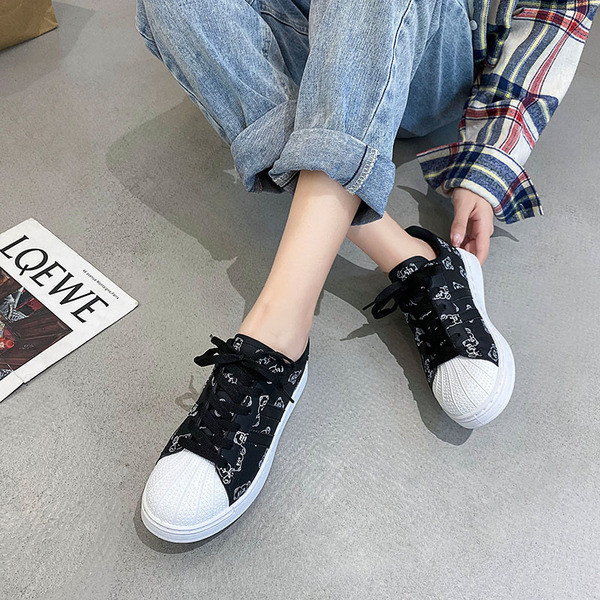 Γυναικεία αθλητικά παπούτσια με κορδόνια και επίπεδη σόλα