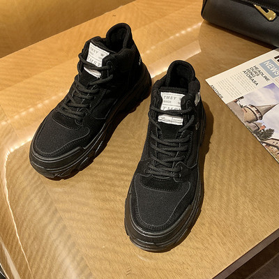 Ženske tenisice s vezicama, natpisom i grubim đonom