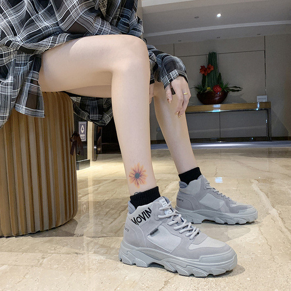 Ženske tenisice s vezicama, natpisom i grubim đonom