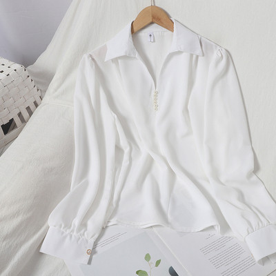 Μοντέρνο γυναικείο πουκάμισο με κλασσική διακόσμηση για κολάρο και πέρλες