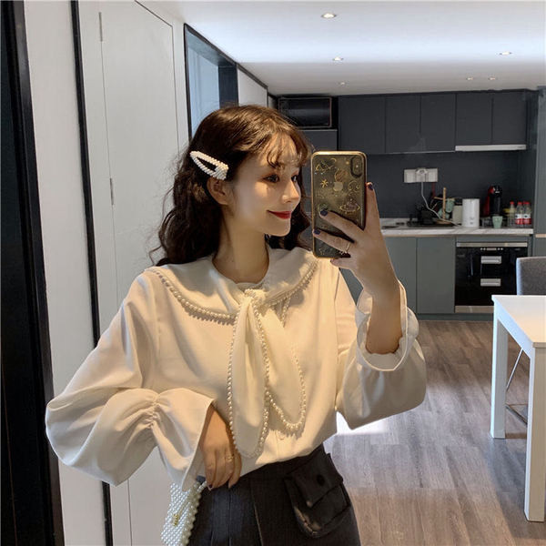 Stílusos női ing gyöngyökkel és hosszú ujjal