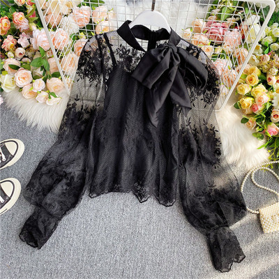 Κομψό δαντελωτό γυναικείο πουκάμισο με κορδέλα στο γιακά