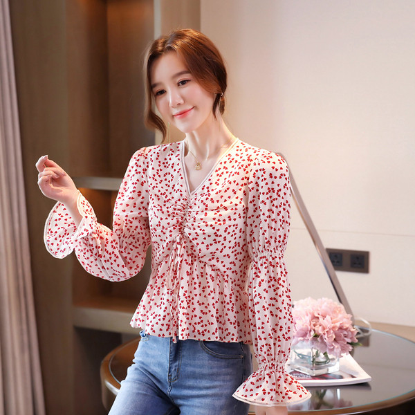 Modern női ing spitz nyakkivágással és lótusz ujjakkal a szíveken