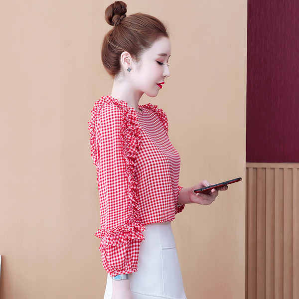 Ruuduline naistesärk - ovaalse dekoltee ja lokkidega