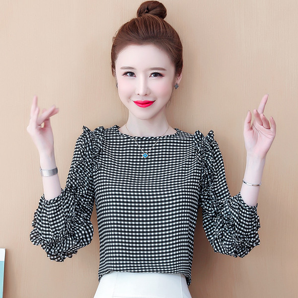 Ruuduline naistesärk - ovaalse dekoltee ja lokkidega