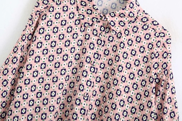 Klassikaline roosa mustriga särk