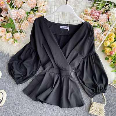 Stiilne naiste särk V-kaelusega ja laiade varrukatega