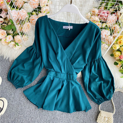 Stiilne naiste särk V-kaelusega ja laiade varrukatega