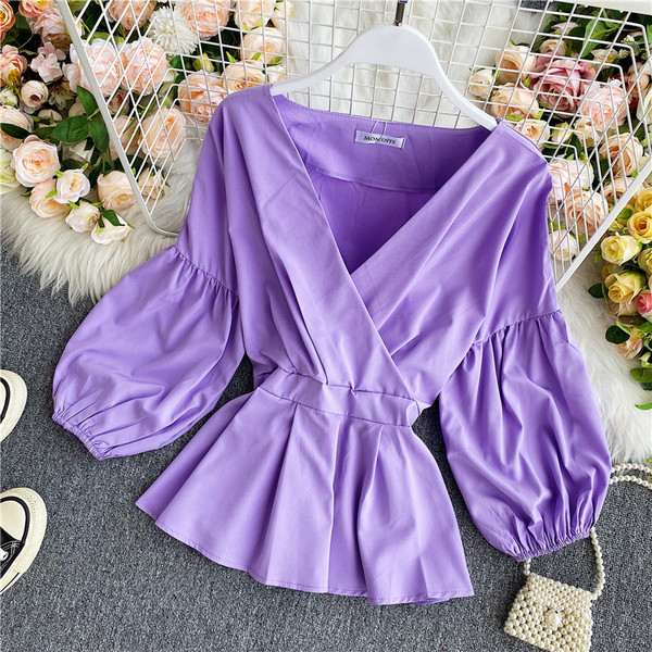 Stiilne naiste särk V-kaelusega ja laiade varrukatega