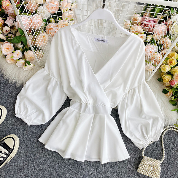 Stiilne naiste särk V-kaelusega ja laiade varrukatega