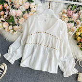 Γυναικείο πουκάμισο με λαιμόκοψη και φλοράλ τύπωμα σε λευκό χρώμα