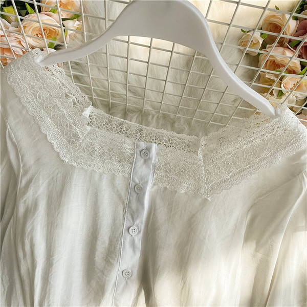 Moodne naiste särk nööpide ja pitsiga