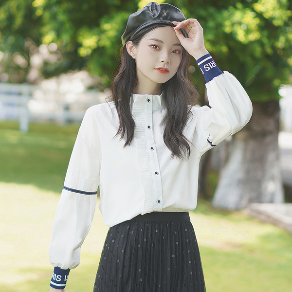 Naiste valge nööpide ja pikkade varrukatega särk